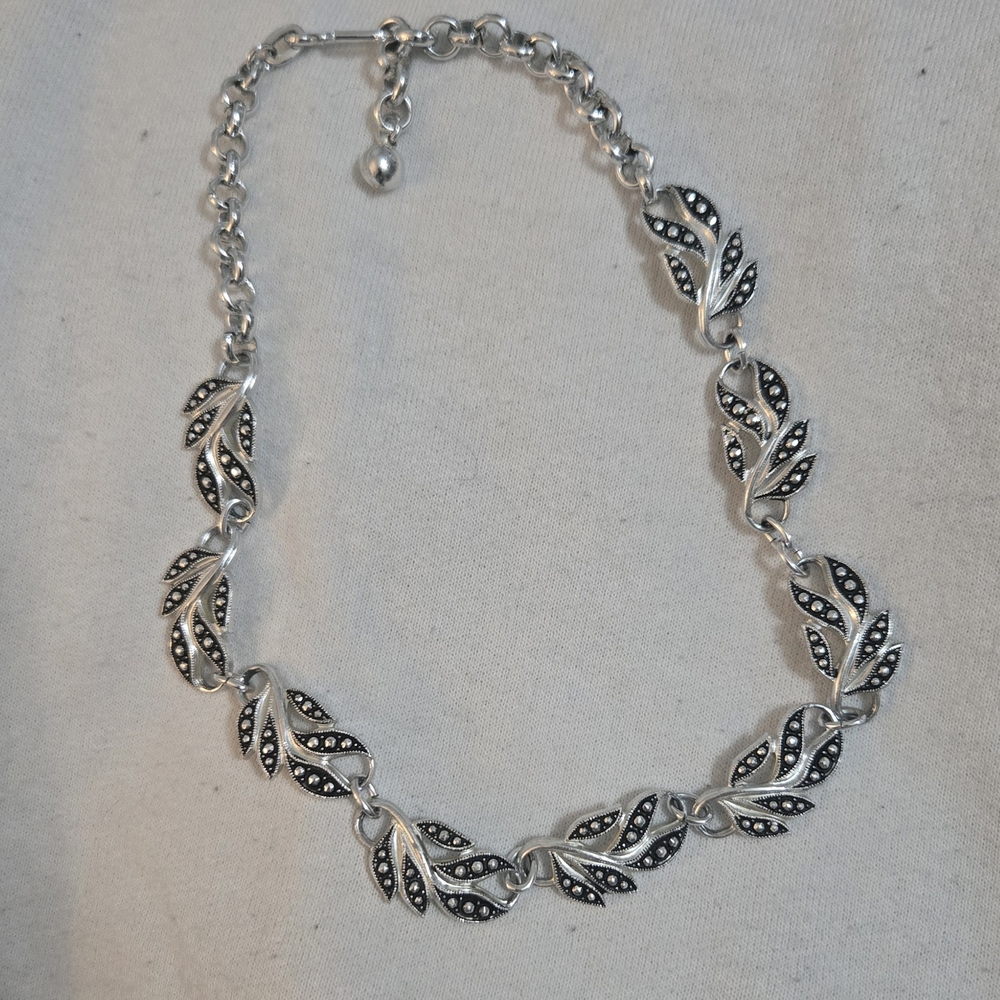 Chic Silver Leaf Necklace